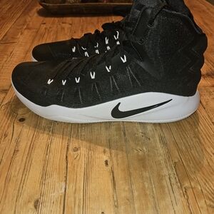 NIKE ZOOM HYPER DUNK BASKETBALL SHOES